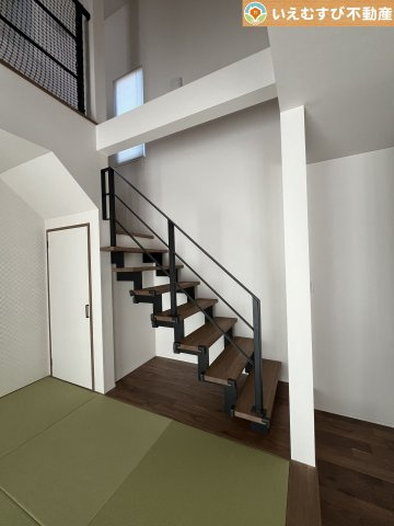 熊谷市河原町　中古戸建の和室|吹抜け付きで開放的な和の空間
ちょっとした休憩や来客時、お子様のお世話にも大活躍しそうですね♪