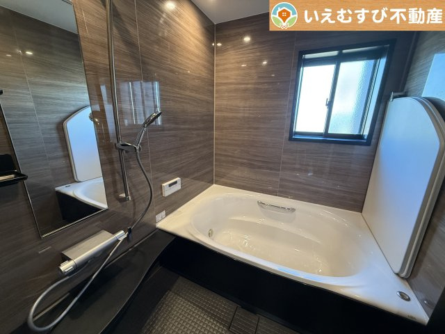 熊谷市河原町　中古戸建の浴室|ブラウンの壁面はモダンで高級感のある雰囲気
落ち着いたカラーリングでくつろぎの浴室。一日の疲れをしっかり癒しましょう！