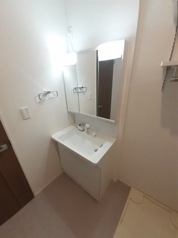 アンバーテラス　Ⅱの洗面所|ゆったりとスペースのある洗面所