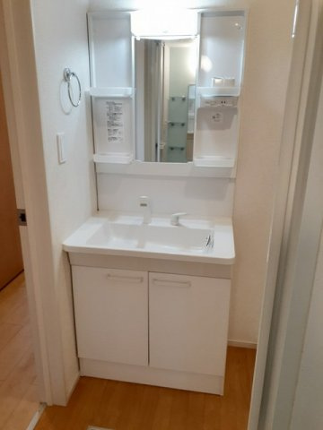 すみれの洗面所|明るい洗面所です