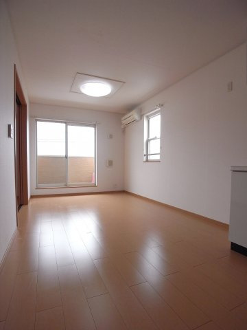 フローラルアメニティーＡの居間・リビング|こちらのリビングで趣味の時間をお楽しみください