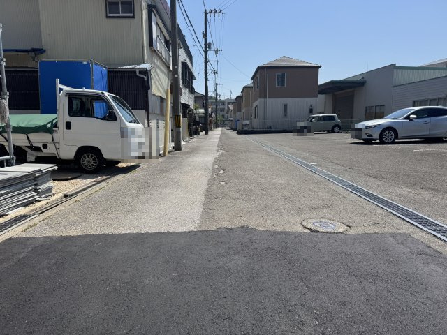 高知市大津乙の前面道路含む現地写真|西側道路。画面左側が本物件です。