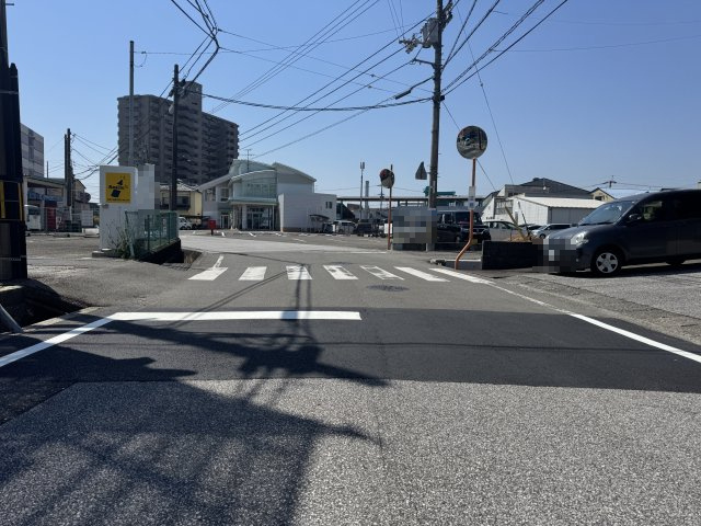 高知市大津乙の前面道路含む現地写真|北側道路を西向き撮影。画面左側が本物件です。
