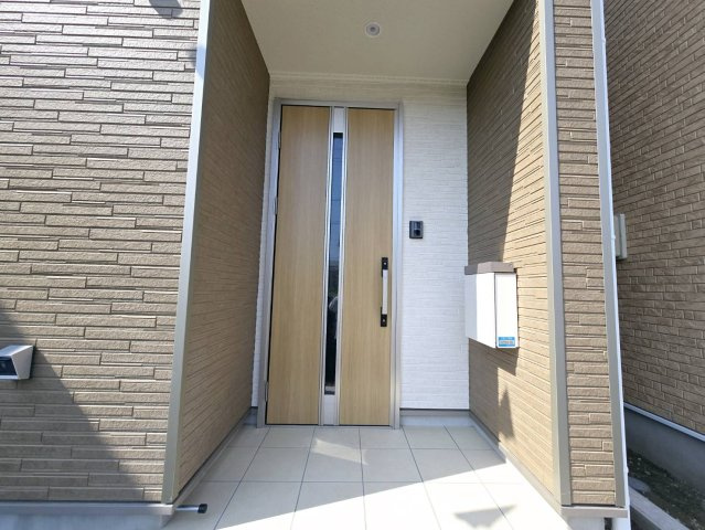 クレイドルガーデン八戸市南類家　第3　2号棟の玄関