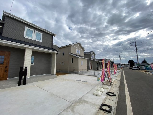 いろどりアイタウン富里町七栄　11号棟の前面道路含む現地写真