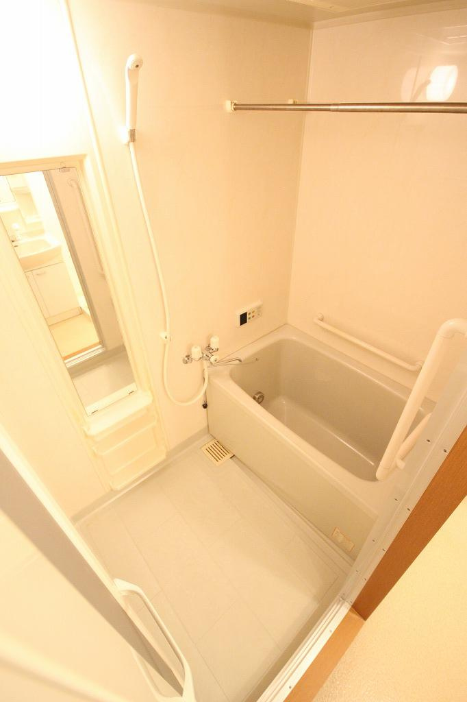 ピュア・プルーンの浴室|※お部屋により仕様が異なる場合があります。