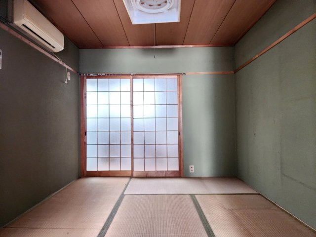 高槻市寿町2丁目の和室|和室（約6帖）
キッチンにつながる和室。
リビング・ダイニングとしてご使用いただけます！