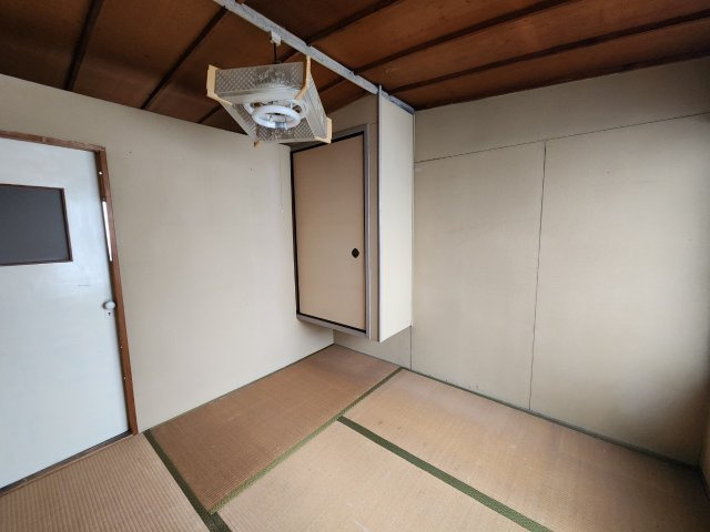 高槻市寿町2丁目の和室|和室（約4.25帖）
南側に窓があり、日当たり良好です。