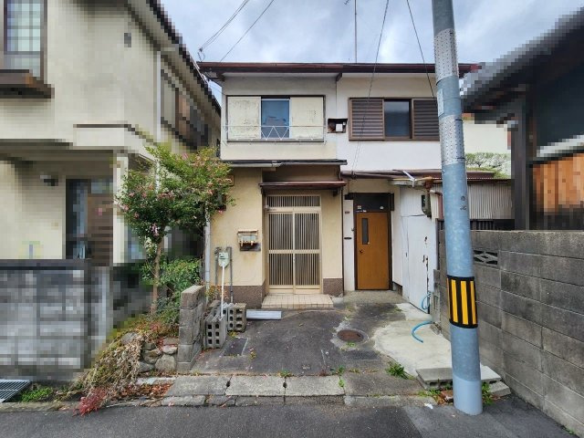 高槻市寿町2丁目の外観|現地（2024年2月）撮影
軽量鉄骨造瓦葺　地上2階の中古戸建です。