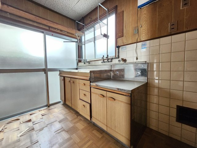 高槻市寿町2丁目のキッチン|収納スペースのあるキッチン。
二面採光で明るい調理場となっております！