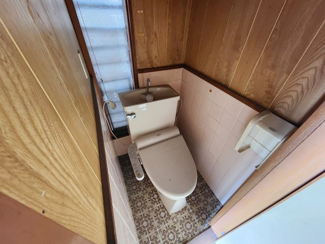 高槻市寿町2丁目のトイレ|ウォシュレット付きトイレ。
床タイルがオシャレです！