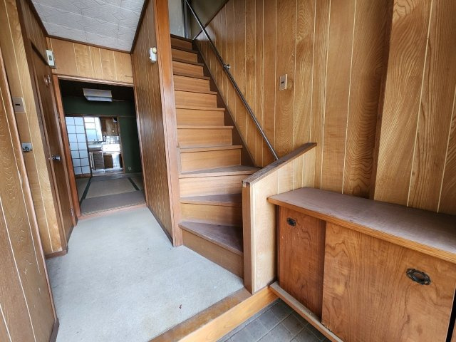 高槻市寿町2丁目の玄関|玄関には、シューズボックスがございます。
木のぬくもりを感じる玄関です。