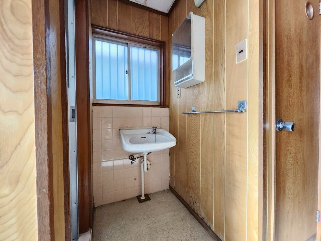 高槻市寿町2丁目の洗面所|トイレ横には、手洗い洗面がございます。
玄関にも近く、帰ってきてすぐ手洗いうがいをしていただけます！