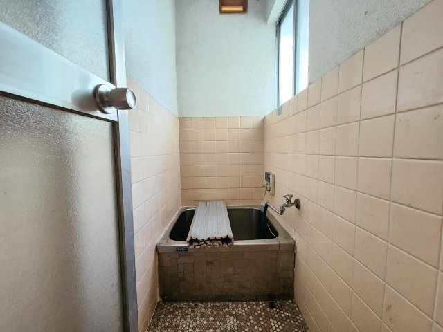 高槻市寿町2丁目の浴室|玄関入って左手すぐが浴室となっております。換気可能な窓あり。