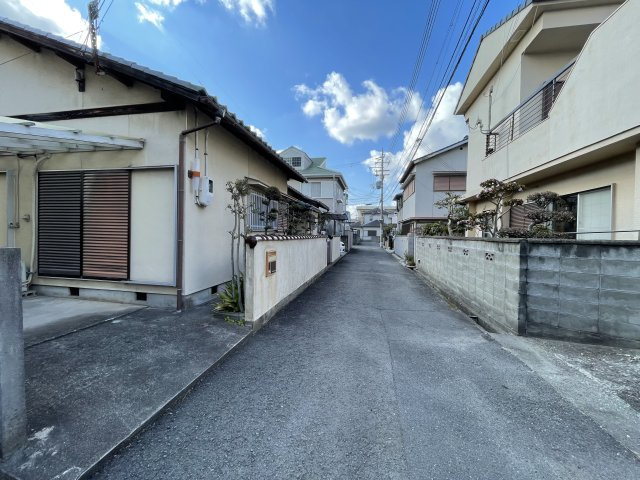 和歌山市栄谷・中古戸建・54635の前面道路含む現地写真