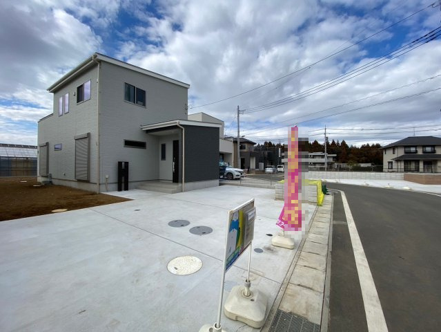 いろどりアイタウン富里町七栄　17号棟の前面道路含む現地写真