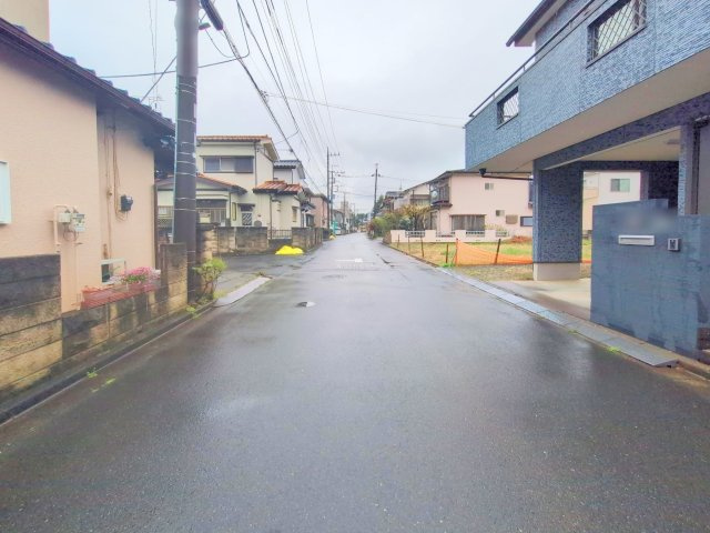 入間郡三芳町大字藤久保の売地の前面道路含む現地写真|◇前面道路◇
生活必需品が揃うアクロスプラザが近く、生活しやすい環境です。