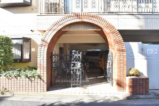 【エントランス】 | お客様を、そして住人を出迎えてくれるマンションのエントランス。ゴミが落ちていないことからも、管理状態の良さや住民の節度の高さが見て取れます。～即日のご見学可能～　お問合せはお気軽にどうぞ。