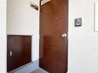【その他共用部分】 | 皆様をお迎えする、お部屋の玄関ドア。開けやすさや開放角度、ドアノブの操作しやすさや鍵の形状などを、現地で一度ご確認ください。～即日のご見学可能～　お問合せはお気軽にどうぞ。