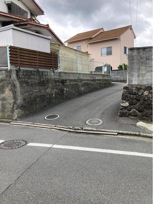 東野４丁目戸建の前面道路含む現地写真