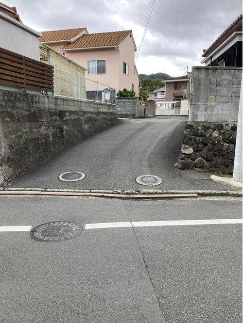 東野４丁目戸建の前面道路含む現地写真