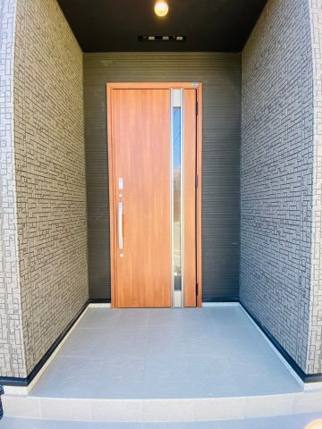 リナージュ／東区若葉23-1期／２号棟のエントランス|開放感のある玄関。雨の日でも濡れずに宅配の荷物が受け取れます。