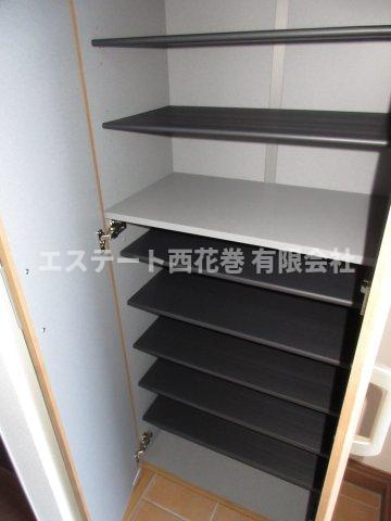 El alivio(エル・アルビオ） A棟の玄関|シューズボックス。姿見付きです