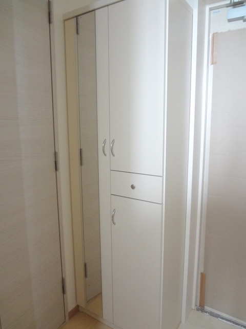 朝日マンションの玄関|姿見があるシューズＢＯＸ