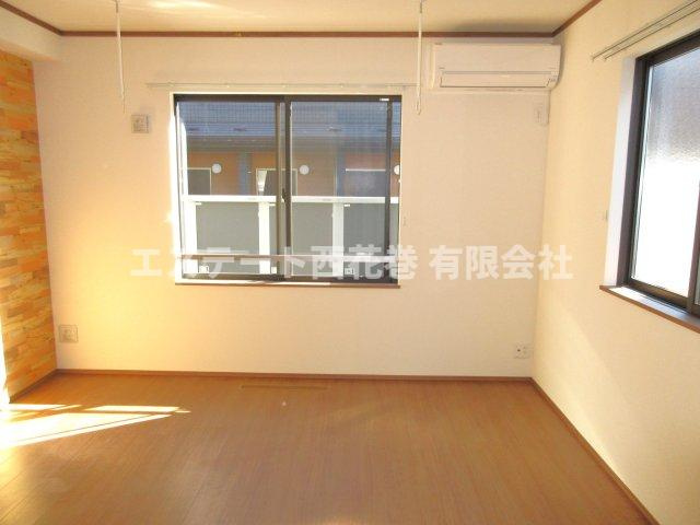 El alivio(エル・アルビオ） A棟の居間・リビング|角部屋なので西側にも窓があります。