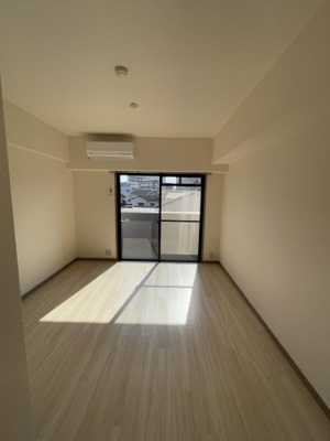 【居間・リビング】 | グランマコイ井尻 | 別号室の写真になります。現況優先。