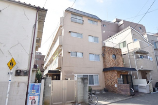 【外観】 | 青空によく映える建物です。手入れの行き届いた外壁やマンション正面エントランスなど、綺麗な姿をぜひ一度、現地にてご覧ください。～即日のご見学可能～　お問合せはお気軽にどうぞ。