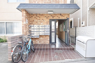 【エントランス】 | お客様を、そして住人を出迎えてくれるマンションのエントランス。ゴミが落ちていないことからも、管理状態の良さや住民の節度の高さが見て取れます。～即日のご見学可能～　お問合せはお気軽にどうぞ。