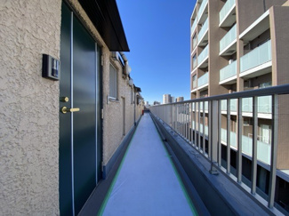 【その他共用部分】 | マンションの共用廊下です。きれいに清掃されています。周囲のお部屋の様子も、ぜひ伺ってみてください。～即日のご見学可能～　お問合せはお気軽にどうぞ。