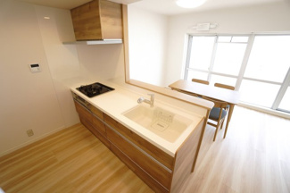 【キッチン】 | 【上質リノベ】ローレルコートアネスト宮島口 | 【キッチンスペース】
リビングに面した明るい対面キッチンにリノベーション！
キッチン天板は白、収納扉は木調をセレクトし、優しい雰囲気を醸し出しています。
また、多機能で毎日の家事を手助けしてくれます！