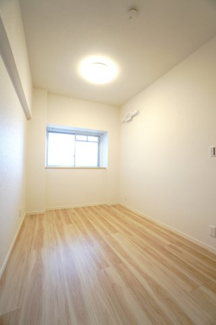 【洋室】 | 【上質リノベ】ローレルコートアネスト宮島口 | 【洋室約5.1帖】
心と体をゆったりと安らげる主寝室。
寝室のゆとりが大きい分だけ、
暮らしの安らぎは深まります。
一日の疲れを癒すだけでなく、
ご夫婦の親密な語らいを紡ぎ出します。