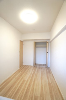 【洋室】 | 【上質リノベ】ローレルコートアネスト宮島口 | 【洋室約5.1帖】
どんな家具や敷物でも部屋に馴染みやすく、
コーディネートがし易そうですね。
配置も柔軟に対応できるので身の回りの整理もし易い！
自分好みの空間に出来そうですね！