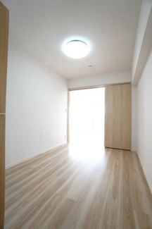 【洋室】 | 【上質リノベ】ローレルコートアネスト宮島口 | 【洋室約4.7帖】
居室にはクローゼットを完備。
自由度の高い家具の配置が叶うシンプルな空間です。
お子様の成長と人数と共に必要になる
子供部屋にもぴったりの間取りですね。