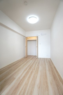 【洋室】 | 【上質リノベ】ローレルコートアネスト宮島口 | 【洋室約4.7帖】
こども部屋をコーディネート！このぐらいの広さがあれば、 
お子さんの好きな色やモチーフを使ったコーディネートで、
勉強もお片付けも全部楽しいお気に入りの空間にしていけそうですね！