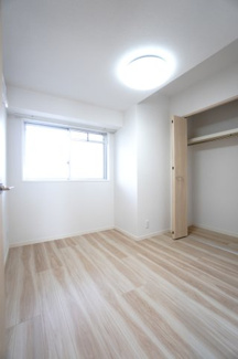 【洋室】 | 【上質リノベ】ローレルコートアネスト宮島口 | 【洋室約4.2帖】
在宅勤務・リモートワークの書斎や、
趣味やくつろぎのスペースとしても。
家族と一緒に楽しい時間を過ごす中にも、
一人でくつろげる時間と場所は特に良いですね。