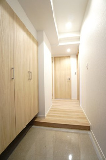 【玄関】 | 【上質リノベ】ローレルコートアネスト宮島口 | 【玄関ホール】
人を迎え入れる最初の場所だからこそ、
清潔感があり纏まった空間にして頂ける様に
大型フローティングシューズBOXを設置。
照明はオートライト。消し忘れや
出入りが暗くならなく済みます！