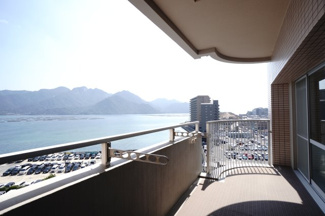 【バルコニー】 | 【上質リノベ】ローレルコートアネスト宮島口 | 【バルコニー】
リビング全面が接するワイドバルコニー。
前面の建物が邪魔することなくよく陽が当たり、お洗濯物もすぐ乾きそう！
この位の広さがあると、エアコン室外機を置いても十分なスペースを保てます。