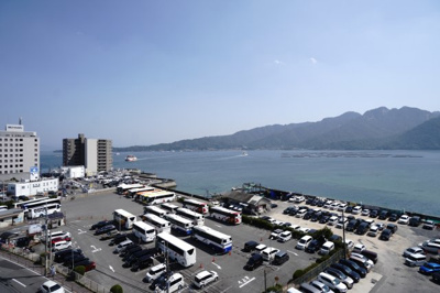 【展望】 | 【上質リノベ】ローレルコートアネスト宮島口 | 【眺望】
バルコニーより瀬戸内海を見渡すことができます！
横切る船を見ながら、のんびりと1日を過ごすのも良いですし、
天気が良い日は、星空を眺めながらお酒を呑んだり…お家に帰るのが楽しみになりますね！