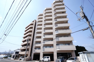 【外観】 | 【上質リノベ】ローレルコートアネスト宮島口 | 【耐震性】
耐震性の高さを判断するポイントは、
建築確認申請日が1981年6月1日以降の
新耐震基準に適合しているかどうか。
震度６程度の大地震でも
建物が崩壊しないレベルが基準になりました。