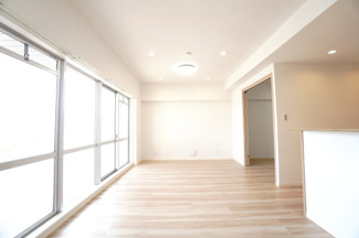 【居間・リビング】 | 【上質リノベ】ローレルコートアネスト宮島口 | 室内（2025年3月22日13：00頃）撮影