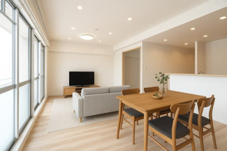 【居間・リビング】 | 【上質リノベ】ローレルコートアネスト宮島口 | 【約15.6帖LDK】
キッチンスペースとはシームレスなデザインとすることで
キッチンに立つ人が主役となれる、そんなレイアウトとなっていて
家族やゲストとのコミュニケーションが自然に生まれるます！