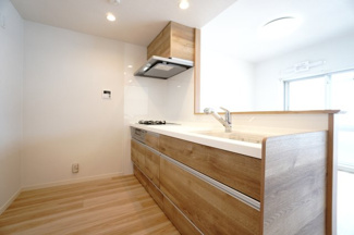 【キッチン】 | 【上質リノベ】ローレルコートアネスト宮島口 | 【キッチンスペース】
今回のキッチンは料理をすることが楽しみになる心地よさで
家族みんなが使いたくなるようなワクワクいたします。
また、リビングから手元が見えないように配慮されたデザインも嬉しい♪