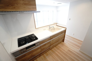 【キッチン】 | 【上質リノベ】ローレルコートアネスト宮島口 | ☆キッチンの特徴☆
・クリナップ社製
・アクリストンワークトップ
・浄水器一体型ハンドシャワー水栓
・一度に5人分食器洗い乾燥機は後付け可能
・フラットスリムレンジフード
・換気扇幕板が他の面材と同色