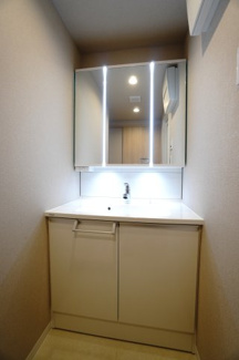 【独立洗面台】 | 【上質リノベ】ローレルコートアネスト宮島口 | 【コスメカウンター】
Panasonic社製！
「美ルックツインラインLED照明」は、
従来の照明より自然な肌の色に見える照明。
肌の色味を美しく引き立て、
洗面ボウルも広くメイクの時間をより素敵に。