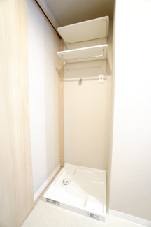 【独立洗面台】 | 【上質リノベ】ローレルコートアネスト宮島口 | 【パウダールーム】
嬉しい、タオル掛け付きの2段可動式のリネンラック。
しかも装着が楽なワンタッチ式の給水栓！
洗濯機置場はドラム式の洗濯機も入るサイズですが、
お手持ちのサイズが入るか要確認です！