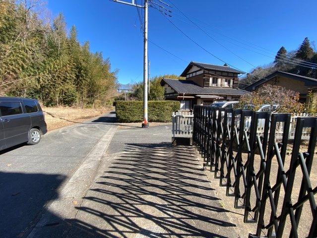 成田市郷部　平屋戸建の前面道路含む現地写真